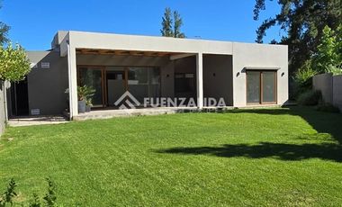 Casa en Venta en Cercano a Colegio El Campanario