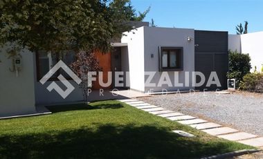 Casa en Venta en Cercano a Colegio El Campanario