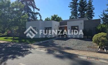 Casa en Venta en Cercano a Colegio El Campanario