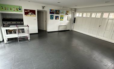 Residencia sobre importante lote de estilo moderno en el Barrio Divino Rostro Mar Del Plata