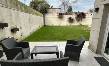 Residencia sobre importante lote de estilo moderno en el Barrio Divino Rostro Mar Del Plata