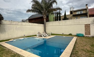 Residencia sobre importante lote de estilo moderno en el Barrio Divino Rostro Mar Del Plata