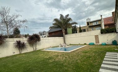 Residencia sobre importante lote de estilo moderno en el Barrio Divino Rostro Mar Del Plata
