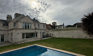 Residencia sobre importante lote de estilo moderno en el Barrio Divino Rostro Mar Del Plata