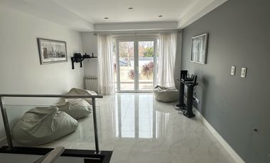 Residencia sobre importante lote de estilo moderno en el Barrio Divino Rostro Mar Del Plata