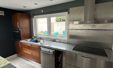 Residencia sobre importante lote de estilo moderno en el Barrio Divino Rostro Mar Del Plata