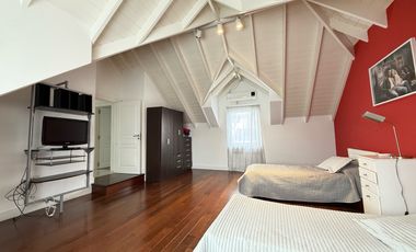 Residencia sobre importante lote de estilo moderno en el Barrio Divino Rostro Mar Del Plata