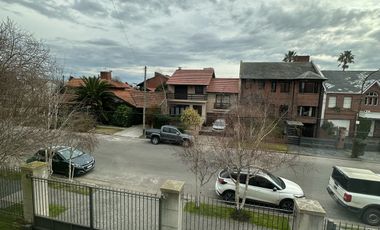 Residencia sobre importante lote de estilo moderno en el Barrio Divino Rostro Mar Del Plata