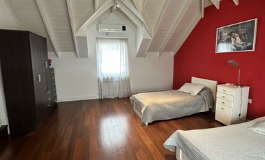 Residencia sobre importante lote de estilo moderno en el Barrio Divino Rostro Mar Del Plata