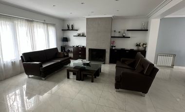 Residencia sobre importante lote de estilo moderno en el Barrio Divino Rostro Mar Del Plata