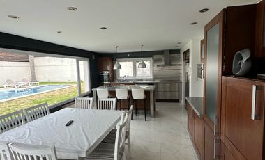 Residencia sobre importante lote de estilo moderno en el Barrio Divino Rostro Mar Del Plata