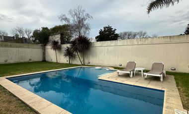 Residencia sobre importante lote de estilo moderno en el Barrio Divino Rostro Mar Del Plata