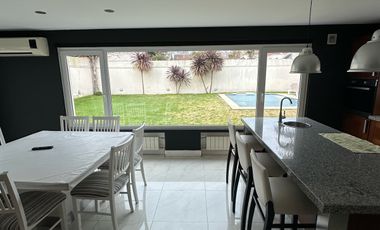 Residencia sobre importante lote de estilo moderno en el Barrio Divino Rostro Mar Del Plata