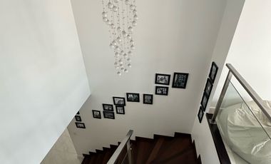 Residencia sobre importante lote de estilo moderno en el Barrio Divino Rostro Mar Del Plata