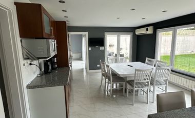 Residencia sobre importante lote de estilo moderno en el Barrio Divino Rostro Mar Del Plata