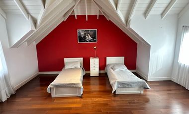 Residencia sobre importante lote de estilo moderno en el Barrio Divino Rostro Mar Del Plata