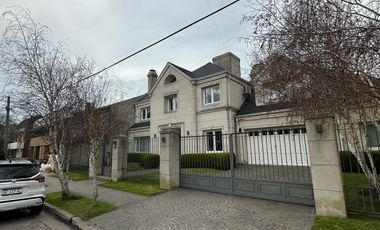 Residencia sobre importante lote de estilo moderno en el Barrio Divino Rostro Mar Del Plata