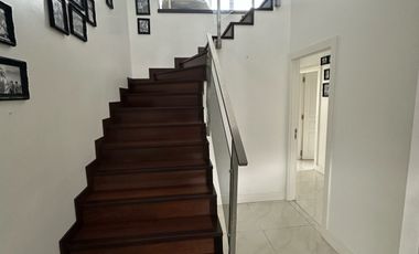 Residencia sobre importante lote de estilo moderno en el Barrio Divino Rostro Mar Del Plata