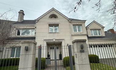 Residencia sobre importante lote de estilo moderno en el Barrio Divino Rostro Mar Del Plata