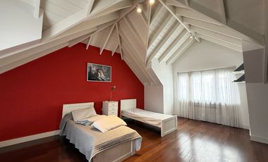 Residencia sobre importante lote de estilo moderno en el Barrio Divino Rostro Mar Del Plata