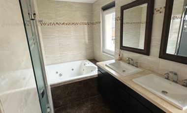 Residencia sobre importante lote de estilo moderno en el Barrio Divino Rostro Mar Del Plata