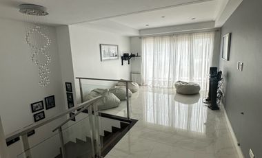 Residencia sobre importante lote de estilo moderno en el Barrio Divino Rostro Mar Del Plata