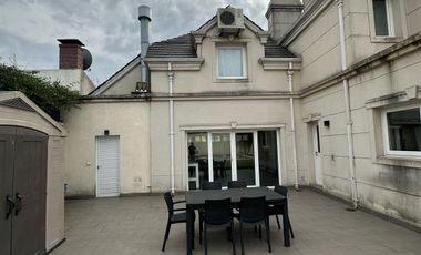 Residencia sobre importante lote de estilo moderno en el Barrio Divino Rostro Mar Del Plata