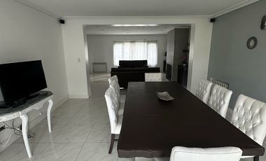 Residencia sobre importante lote de estilo moderno en el Barrio Divino Rostro Mar Del Plata
