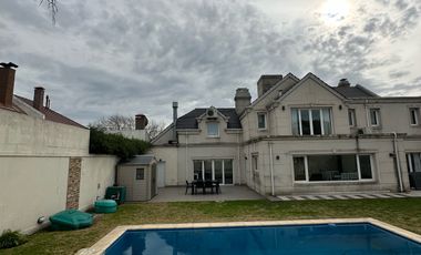 Residencia sobre importante lote de estilo moderno en el Barrio Divino Rostro Mar Del Plata