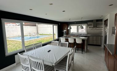 Residencia sobre importante lote de estilo moderno en el Barrio Divino Rostro Mar Del Plata