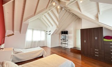 Residencia sobre importante lote de estilo moderno en el Barrio Divino Rostro Mar Del Plata