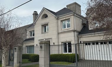 Residencia sobre importante lote de estilo moderno en el Barrio Divino Rostro Mar Del Plata