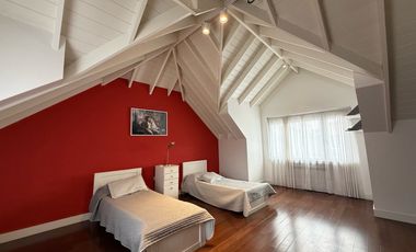 Residencia sobre importante lote de estilo moderno en el Barrio Divino Rostro Mar Del Plata