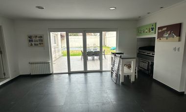 Residencia sobre importante lote de estilo moderno en el Barrio Divino Rostro Mar Del Plata