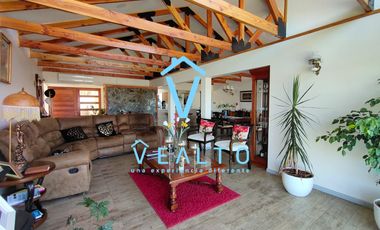 AMPLIA CASA EN CONDOMINIO LOMAS DE RAUNQUEN, TALCA