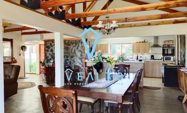 AMPLIA CASA EN CONDOMINIO LOMAS DE RAUNQUEN, TALCA