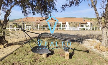 AMPLIA CASA EN CONDOMINIO LOMAS DE RAUNQUEN, TALCA