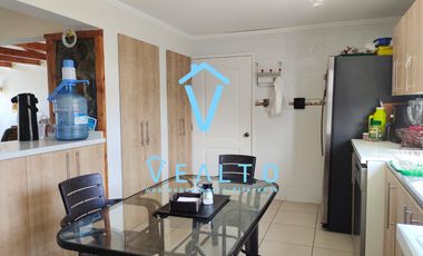 AMPLIA CASA EN CONDOMINIO LOMAS DE RAUNQUEN, TALCA