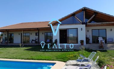 AMPLIA CASA EN CONDOMINIO LOMAS DE RAUNQUEN, TALCA