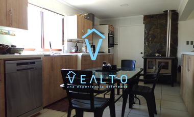 AMPLIA CASA EN CONDOMINIO LOMAS DE RAUNQUEN, TALCA