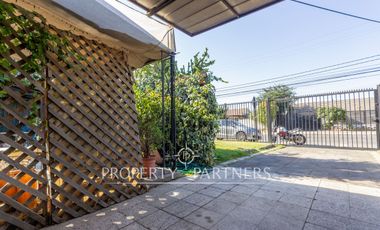 Casa Sólida con Gran Terreno, A pasos de Metro Pedrero