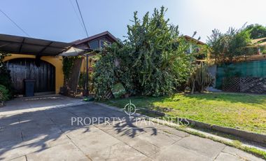 Casa Sólida con Gran Terreno, A pasos de Metro Pedrero