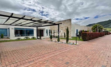 Casa de un nivel con amplias zonas verdes y luz natural