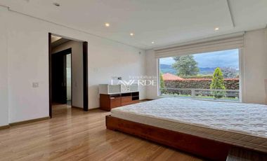 Casa de un nivel con amplias zonas verdes y luz natural