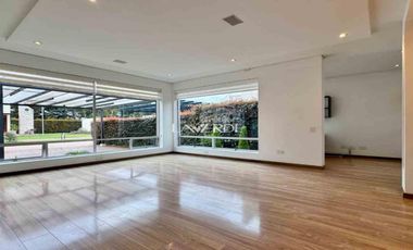 Casa de un nivel con amplias zonas verdes y luz natural