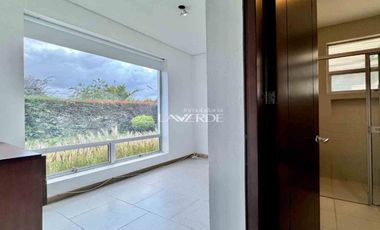 Casa de un nivel con amplias zonas verdes y luz natural