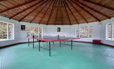 Casa de un nivel con amplias zonas verdes y luz natural