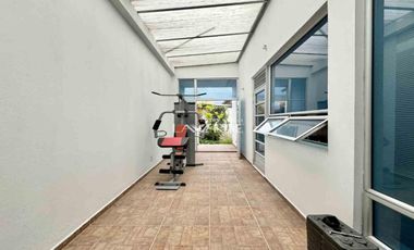 Casa de un nivel con amplias zonas verdes y luz natural