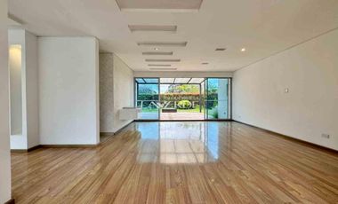 Casa de un nivel con amplias zonas verdes y luz natural