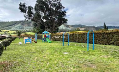 Casa de un nivel con amplias zonas verdes y luz natural